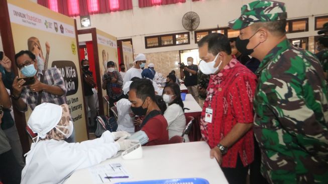 Seorang petugas medis memberikan vaksin Covid-19 kepada masyarakat di sentara vaksin di Ambarawa, Semarang, Jawa Tengah, Selasa (28/9/2021). [Djarum Foundation]