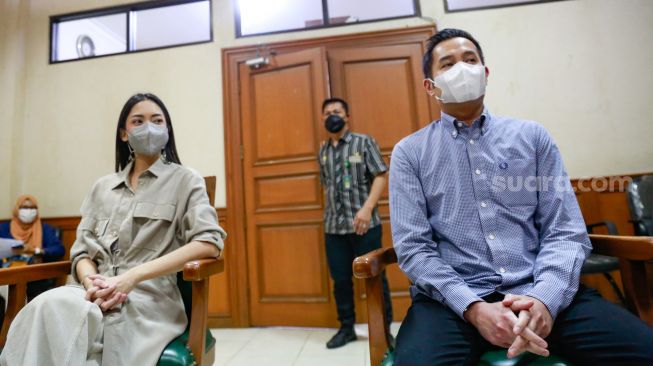 Pasangan Ririn Dwi Ariyanti dan Aldi Bragi saat menjalani sidang perceraian di Pengadilan Agama Jakarta Selatan, Kamis (30/9/2021). [Suara.com/Alfian Winanto]