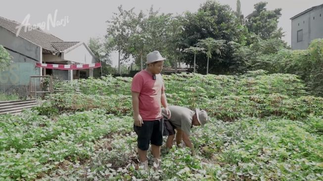 Potret Narji jadi petani. (YouTube/Abang Narji)