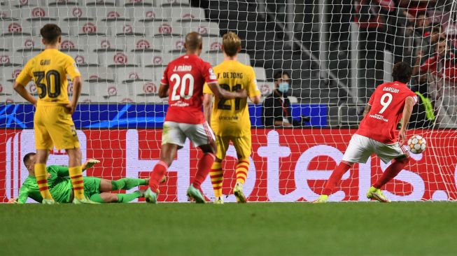 Pemain depan Benfica Darwin Nunez mencetak gol selama pertandingan sepak bola grup E Liga Champions antara Benfica melawan Barcelona  di Stadion Da Luz, Kamis (30/9/2021) dini hari WIB. PATRICIA DE MELO MOREIRA / AFP