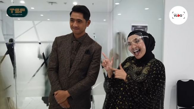 Momen Zaskia Sungkar ketemu Arya Saloka. (YouTube/The Sungkars Family)