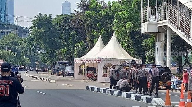 Sejumlah aparat kepolisian berjaga-jaga di depan gedung KPK di hari pemecatan 57 pegawai, hari ini. (Suara.com/Arga)