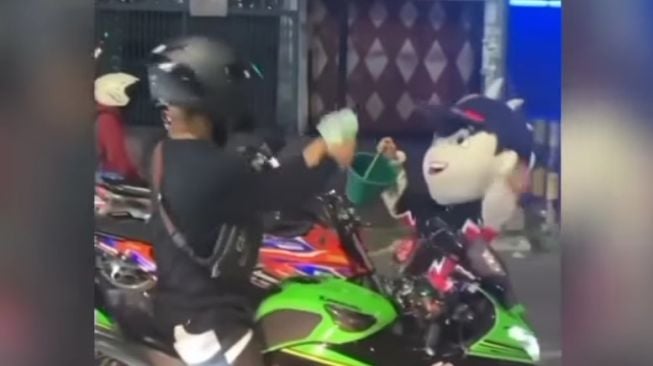 Lemparkan Uang ke Arah Badut, Pemotor Ini Bikin Warganet Auto Emosi