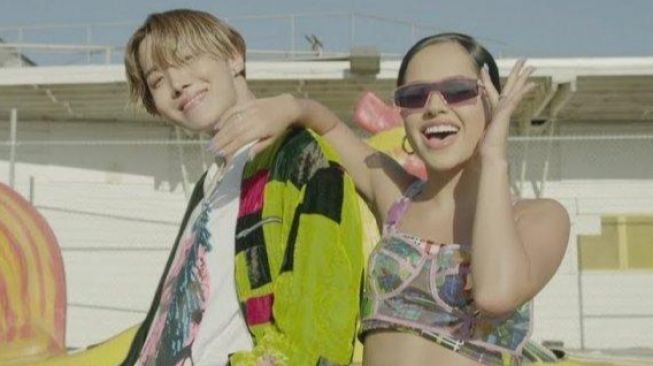 MV 'Chicken Noodle Soup' J-Hope BTS Feat Becky G Tembus 300 Juta Views!