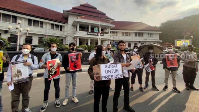Puluhan Pegawai KPK Dipecat, Massa Aksi di Malang Desak Jokowi Jangan Diam Saja