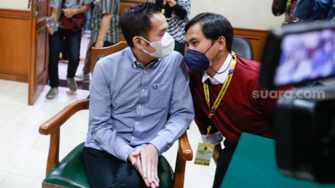 Musisi Aldi Bragi saat menjalani sidang perceraian di Pengadilan Agama Jakarta Selatan, Kamis (30/9/2021). [Suara.com/Alfian Winanto]