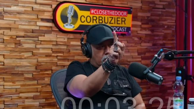 Indro Warkop saat berbincang polemik Warkopi dengan Deddy Corbuzier [YouTube: Deddy Corbuzier]