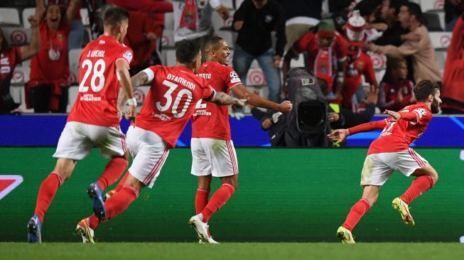 Pemain Benfica Rafa Silva merayakan golnya selama pertandingan sepak bola grup E Liga Champions antara Benfica melawan Barcelona  di Stadion Da Luz, Kamis (30/9/2021) dini hari WIB. PATRICIA DE MELO MOREIRA / AFP
