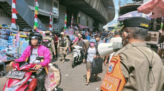 PKL Pasar Pagi Gelar Lapak di Jalan Raya, Satpol PP: Ayo Bubar, Ini Bukan Tempat Jualan