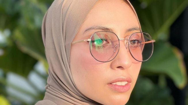 6 Potret Terkini Vicky Alaydrus Setelah Putuskan Lepas Hijab