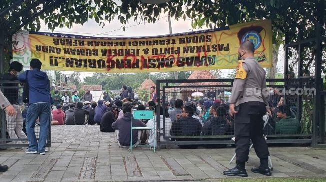 Ratusan suporter PSS Sleman yang menggeruduk Omah PSS menuntut pelatih Dejan mengundurkan diri, Kamis (30/9/2021). - (SuaraJogja.id/Hiskia Andika)