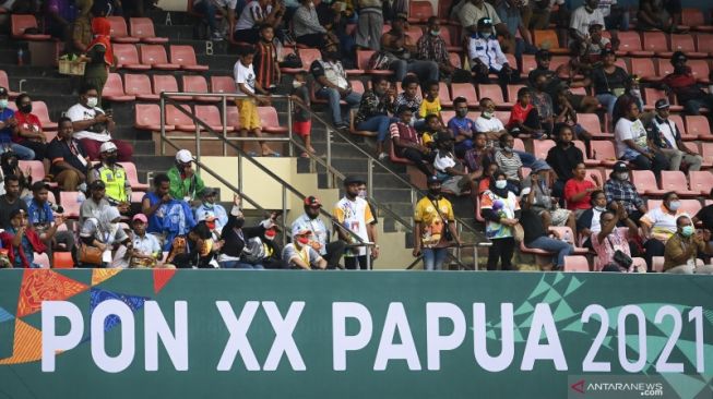 Warga menyaksikan pertandingan penyisihan sepak bola putra PON Papua antara Tim Papua melawan Jawa Barat di Stadion Mandala, Kota Jayapura, Papua, Senin (27/9/2021). ANTARA FOTO/Nova Wahyudi/wsj. (ANTARA FOTO/NOVA WAHYUDI)