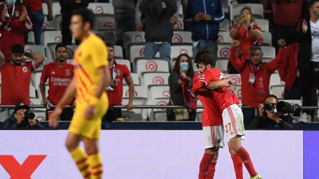 Pemain Benfica Rafa Silva merayakan golnya selama pertandingan sepak bola grup E Liga Champions antara Benfica melawan Barcelona  di Stadion Da Luz, Kamis (30/9/2021) dini hari WIB. PATRICIA DE MELO MOREIRA / AFP