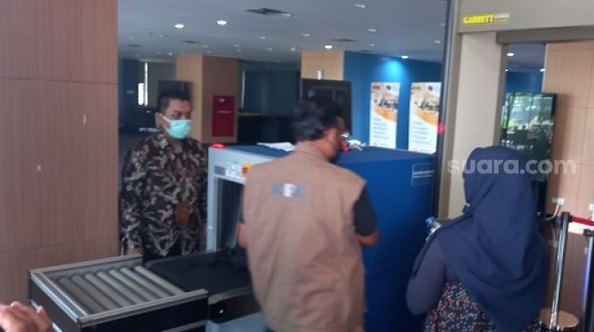 Ditemani Istri, Eks Pegawai KPK Giri Suprapdiono Kembalikan Barang-barang