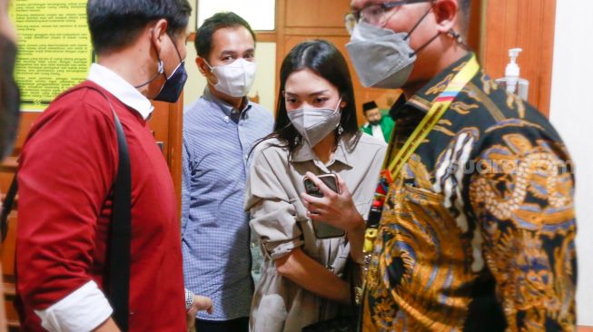 Pasangan Ririn Dwi Ariyanti dan Aldi Bragi keluar dari ruang sidang usai menjalani sidang perceraian di Pengadilan Agama Jakarta Selatan, Kamis (30/9/2021). [Suara.com/Alfian Winanto]