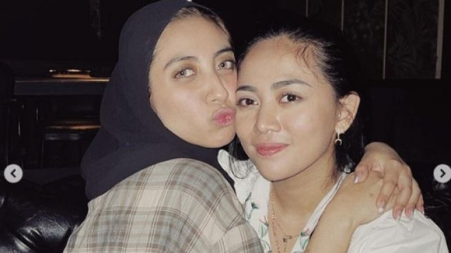 10 Potret Adu Gaya Rachel Vennya dan Vicky Alaydrus, Duo Sahabat dengan Kisah Mirip