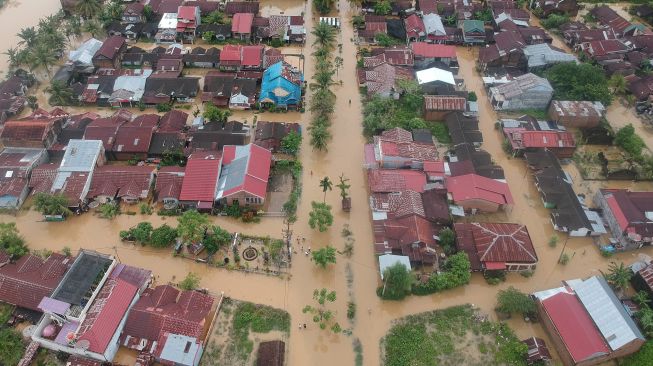 Foto udara banjir merendam permukiman di Nagari Kasang, Kabupaten Padangpariaman, Sumatera Barat, Kamis (30/9/2021). ANTARA FOTO/Iggoy el Fitra