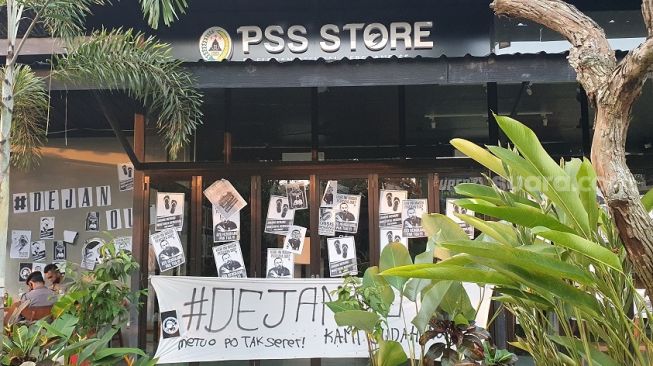 Ratusan suporter PSS Sleman menggeruduk Omah PSS, menuntut pelatih Dejan Antonic mengundurkan diri, Kamis (30/9/2021). - (SuaraJogja.id/Hiskia Andika)