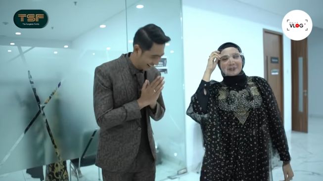 Momen Zaskia Sungkar ketemu Arya Saloka. (YouTube/The Sungkars Family)