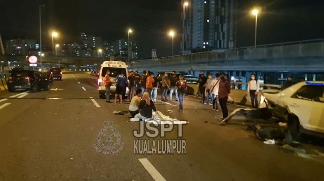 Tragis! Wanita Ini Tewas Ditabrak Mobil Ketika Selamatkan Korban Kocelakaan