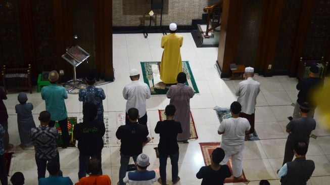 Umat Muslim melaksanakan salat berjamaah dengan menjaga jarak di Masjid Al-Barkah, Bekasi, Jawa Barat, Kamis (30/9/2021).  ANTARA FOTO
