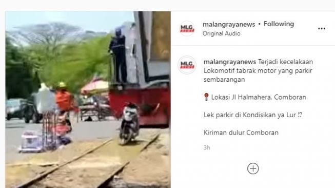 Parkir Sembarangan di Tengah Rel, Motor Ini Ringsek Disambar Kereta Lokomotif. [tangkapan layar Instagram]