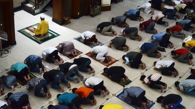 Umat Muslim melaksanakan salat berjamaah dengan menjaga jarak di Masjid Al-Barkah, Bekasi, Jawa Barat, Kamis (30/9/2021).  ANTARA FOTO
