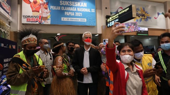 Gubernur Jawa Tengah Ganjar Pranowo tiba di Bandara Sentani di Jayapura Jumat (1/10/2021). [Dok Pemprov Jateng]