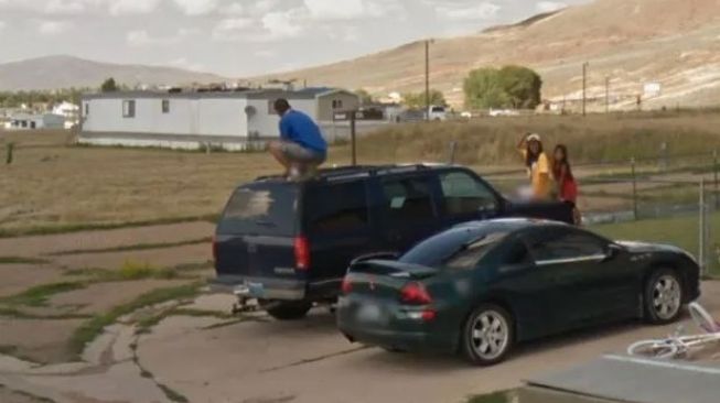 Pria tertangkap Googe Maps seolah sedang buang air besar di atap mobil. (Google via The Sun)