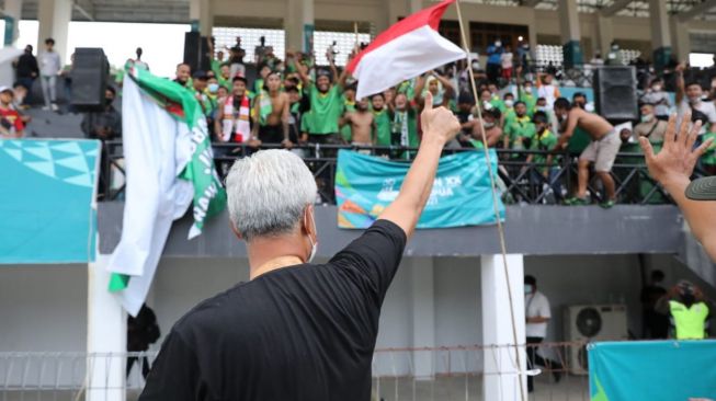 Nonton Sepakbola, Gubernur Ganjar Dapat Sambutan Meriah dari Suporter Jatim