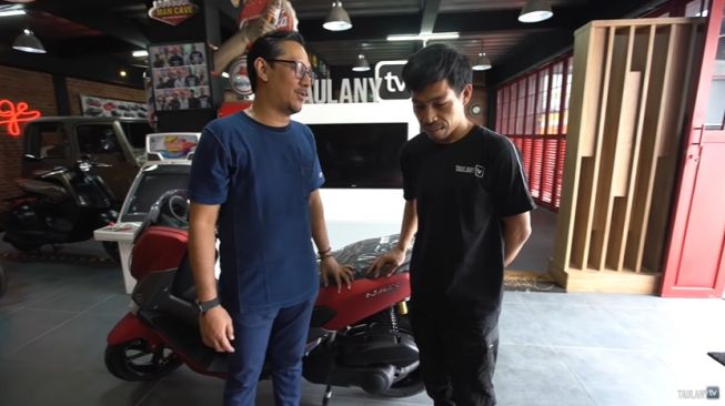 Artis beri hadiah mewah untuk asisten. (YouTube/TAULANY TV)