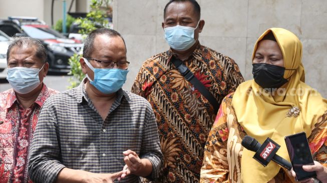 Agustin, salah satu korban penipuan yang dilakukan putri Nia Daniaty, Olivia Nathania saat datang untuk menjalani pemeriksaan di Polda Metro Jaya, Jumat (1/10/2021). [Suara.com/Alfian Winanto]