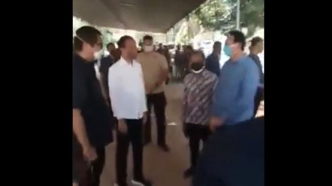 Momen Jokowi dan Ahok berpapasan saat melayat (twitter)