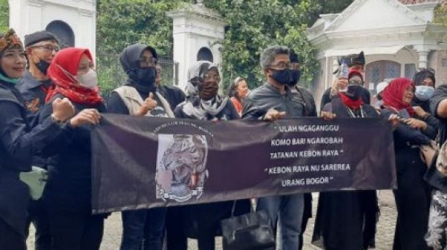 Para budayawan Kota Bogor melakukan unjuk rasa menolak pertunjukan Glow di Kebun Raya Bogor [Bogordaily.net]