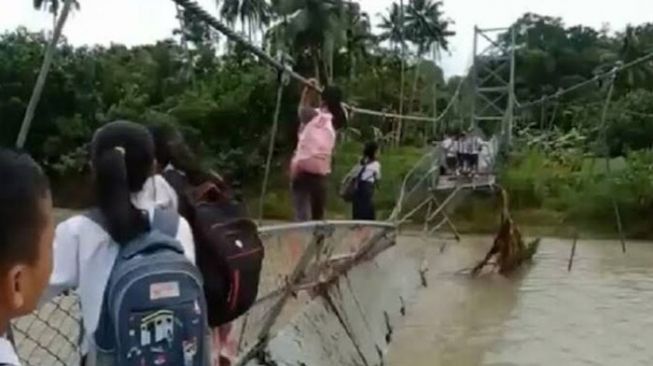 Pelajar di Nias Utara Bertaruh Nyawa Lewati Jembatan Nyaris Putus, Begini Kata Bupati