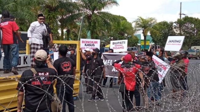 Demo Puluhan Pendukung Bupati Jember Hendy Siswanto Tagih Janji Kampanye
