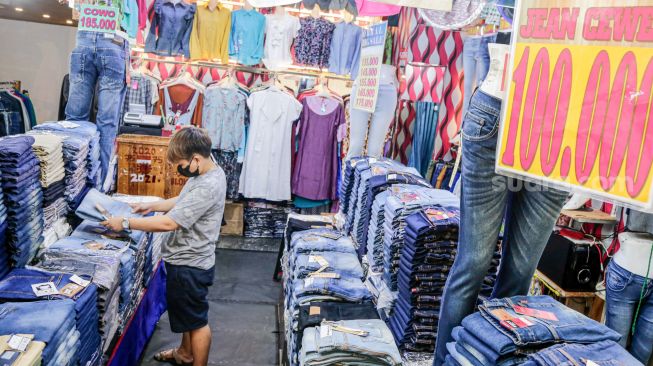 Warga berbelanja di Mal Blok M, Jakarta Selatan, Jumat (1/10/2021). [Suara.com/Alfian Winanto]