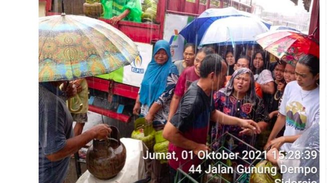 Emak-emak Rela Berhujan-hujan dan Mengantre, Gas Elpiji 3 Kg Langka