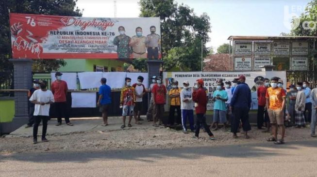 Blokir Kantor Desa, Warga Tolak Kadus yang Pernah Digerebek di Rumah Istri Orang