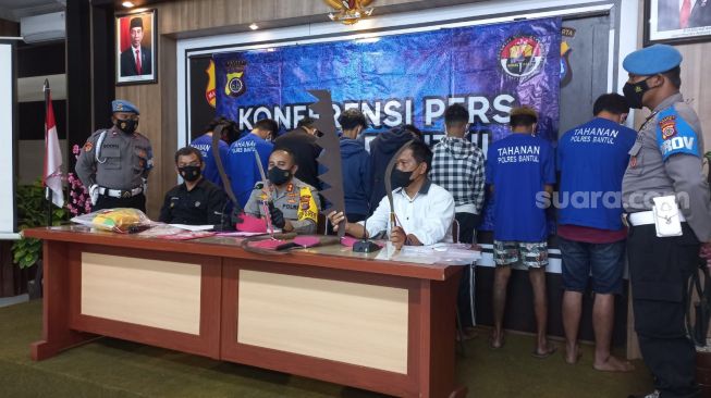 Kapolres Bantul AKBP Ihsan menunjukkan senjata tajam yang diamankan dari tersangka saat jumpa pers, Jumat (1/10/2021) sore. - (SuaraJogja.id/Rahmat Jiwandono)