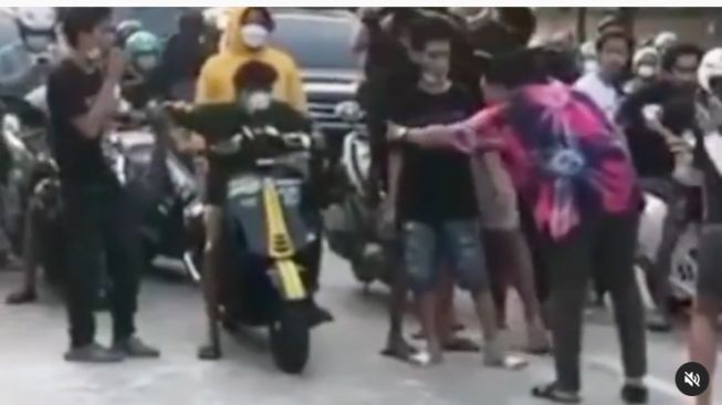 Aksi pria menendang pemotor yang bikin macet jalan bikin salut publik (Instagram)