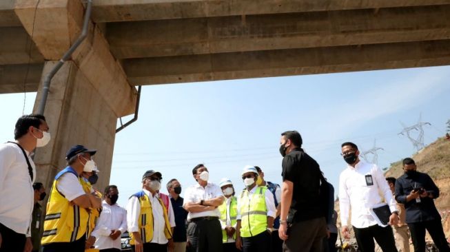 Pastikan Tol Cisumdawu Sesuai Target, Menko Luhut Kunjungi Interchange Cileunyi