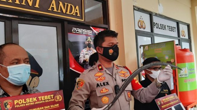 Kapolsek Tebet Kompol Alexander Yurikho Hadi (tengah) menunjukkan barang bukti sajam yang digunakan pelaku untuk tawuran di Jakarta, Jumat (1/10/2021). [ANTARA/Sihol Hasugian]
