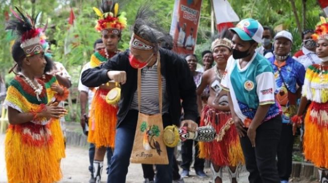 Tiba di Papua, Gubernur Ganjar Disambut Tarian Belasan Anak-Anak