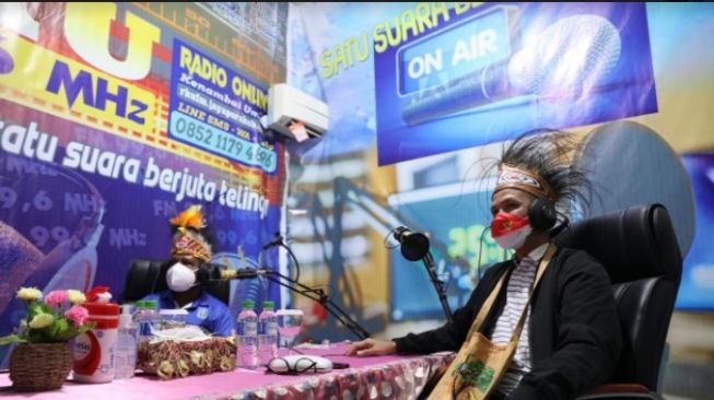 Tiba di Papua, Gubernur Ganjar Ngobrol Bersama di Radio Lokal