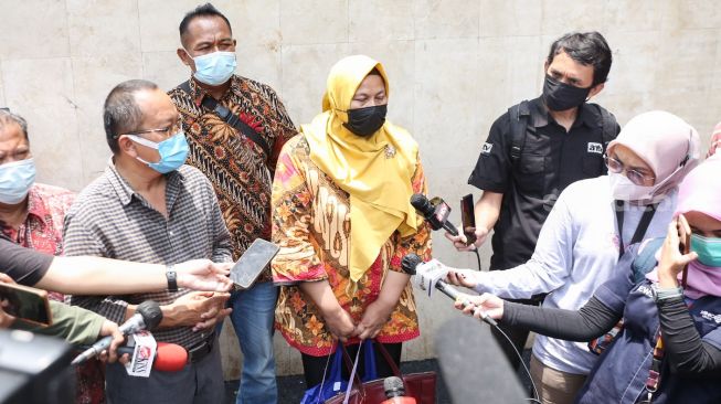 Agustin, salah satu korban penipuan yang dilakukan putri Nia Daniaty, Olivia Nathania saat datang untuk menjalani pemeriksaan di Polda Metro Jaya, Jumat (1/10/2021). [Suara.com/Alfian Winanto]