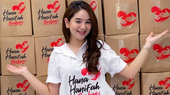 Hana Hanifah menyiapkan paket bantuan untuk dibagi-bagikan ke orang-orang yang membutuhkan. [dokumentasi pribadi]