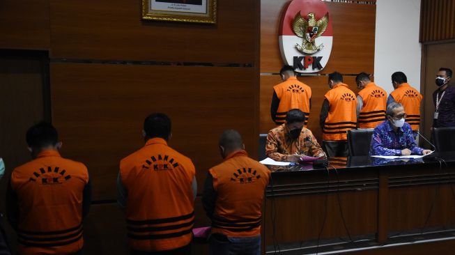 Wakil Ketua KPK Alexander Marwata (kanan) didampingi Deputi Penindakan Karyoto (kedua kanan) memberikan keterangan pers penetapan dan penahanan tersangka sepuluh anggota DPRD Kabupaten Muara Enim di Gedung Merah Putih KPK, Jakarta, Kamis (30/9/2021). ANTARA FOTO/Indrianto Eko Suwarso