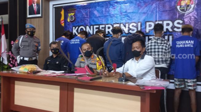 Kapolres Bantul AKBP Ihsan menunjukkan senjata tajam yang diamankan dari tersangka saat jumpa pers, Jumat (1/10/2021) sore. - (SuaraJogja.id/Rahmat Jiwandono)