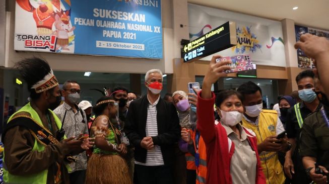 Tiba di Papua, Gubernur Ganjar Langsung Dikerumuni Masyarakat